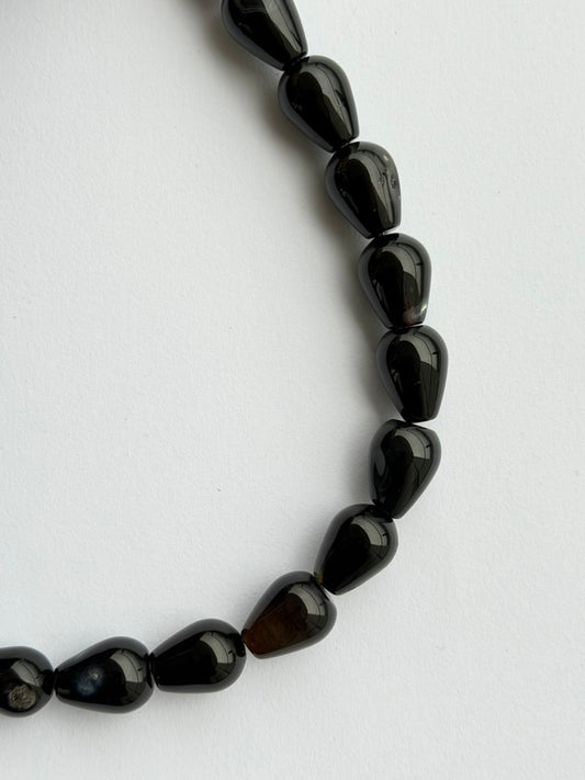 collar negro mineral