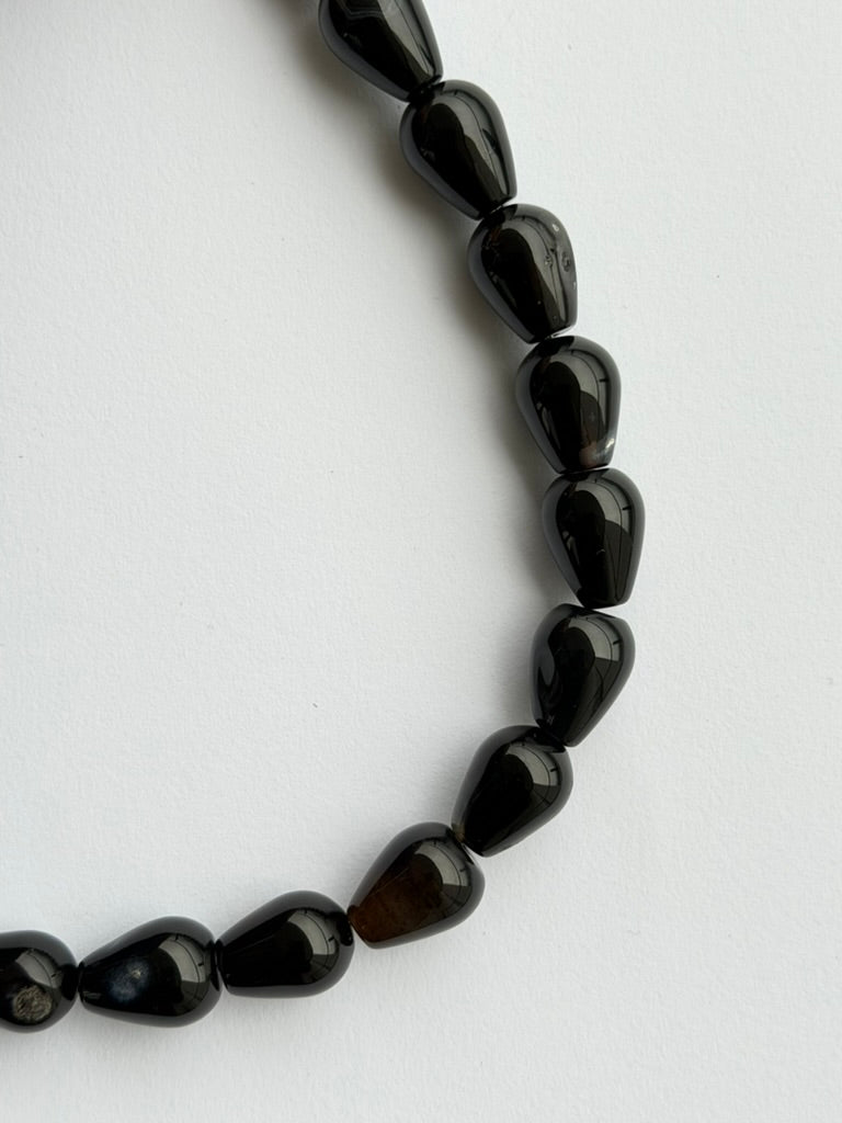 collar negro mineral