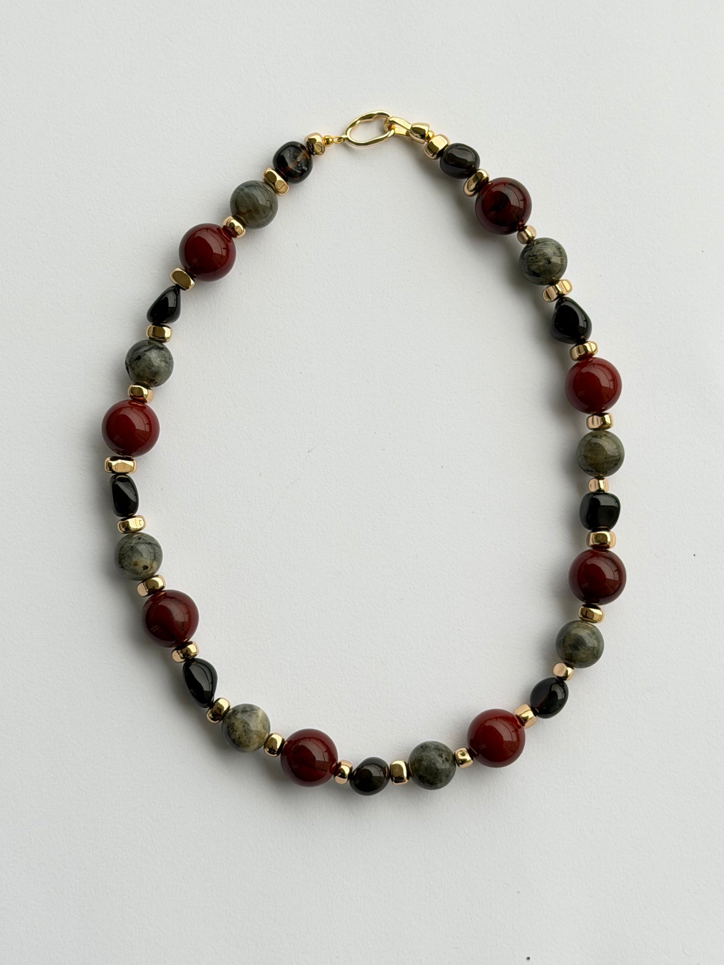 collar rojo gris pulido