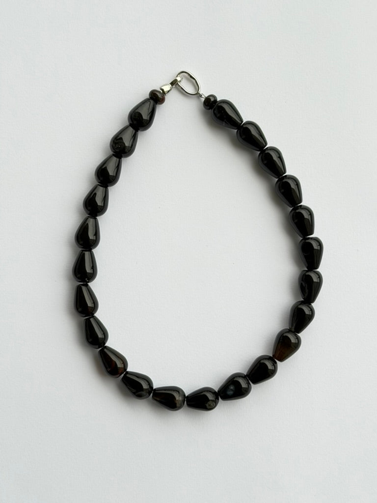 collar negro mineral