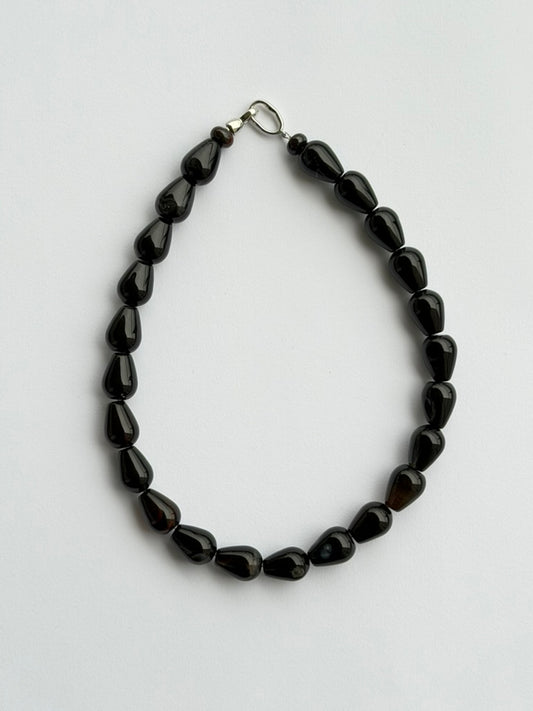 collar negro mineral